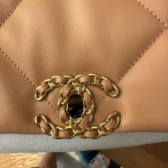 Chanel 19 large ( not maxi ) - Picture 11 of 16